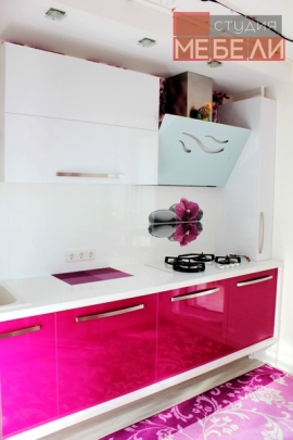 Яркая кухня цвета фуксия