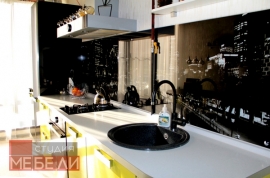 Яркая желтая кухня