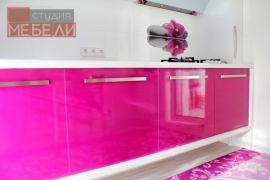 Яркая кухня цвета фуксия