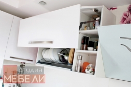 Яркая кухня цвета фуксия