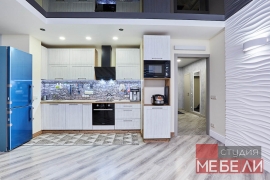 Линейная кухня с древесными тонами