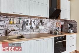 Линейная кухня с древесными тонами