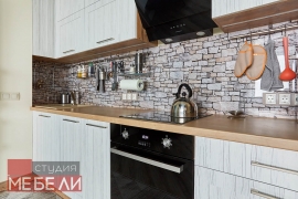 Линейная кухня с древесными тонами