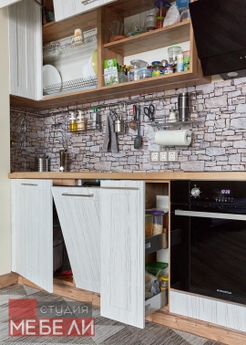 Линейная кухня с древесными тонами