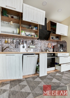 Линейная кухня с древесными тонами