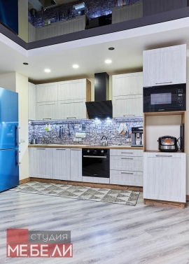 Линейная кухня с древесными тонами