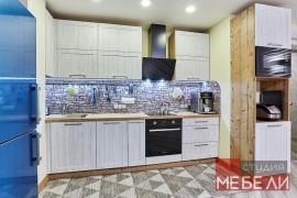 Линейная кухня с древесными тонами