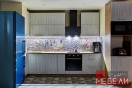 Линейная кухня с древесными тонами