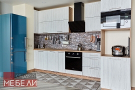 Линейная кухня с древесными тонами