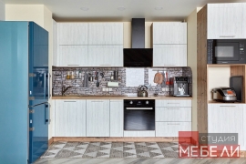 Линейная кухня с древесными тонами