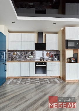 Линейная кухня с древесными тонами