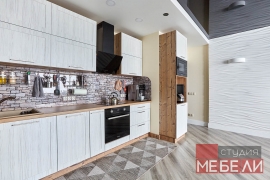 Линейная кухня с древесными тонами