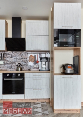 Линейная кухня с древесными тонами