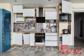 Линейная кухня с древесными тонами