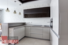 Современная светлая кухня из акрила