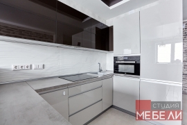 Современная светлая кухня из акрила