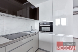 Современная светлая кухня из акрила