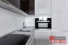 Современная светлая кухня из акрила