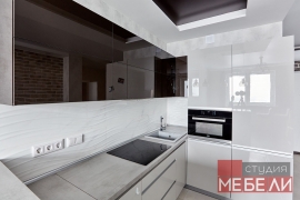 Современная светлая кухня из акрила