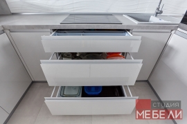 Современная светлая кухня из акрила