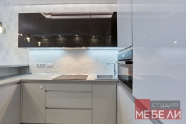 Современная светлая кухня из акрила