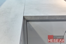 Современная светлая кухня из акрила