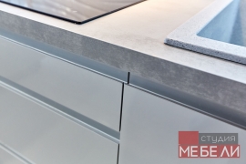 Современная светлая кухня из акрила