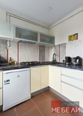 Акриловый гарнитур для компактной кухни