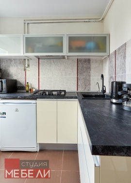 Акриловый гарнитур для компактной кухни