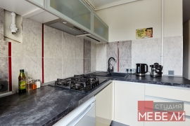 Акриловый гарнитур для компактной кухни