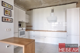 Светлая кухня для квартиры-студии