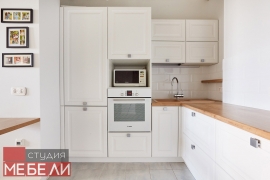 Светлая кухня для квартиры-студии