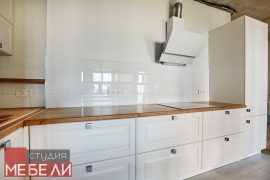 Светлая кухня для квартиры-студии