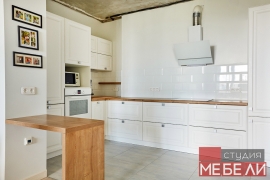 Светлая кухня для квартиры-студии