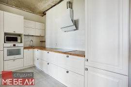 Светлая кухня для квартиры-студии