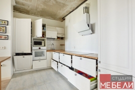 Светлая кухня для квартиры-студии