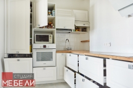 Светлая кухня для квартиры-студии