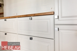 Светлая кухня для квартиры-студии