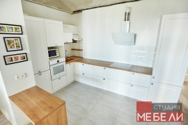 Светлая кухня для квартиры-студии