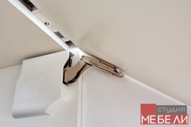 Светлая кухня для квартиры-студии