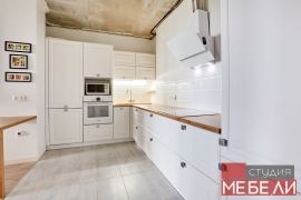 Светлая кухня для квартиры-студии