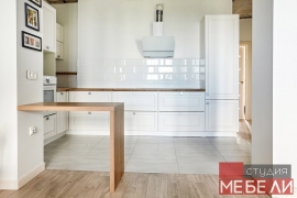 Светлая кухня для квартиры-студии