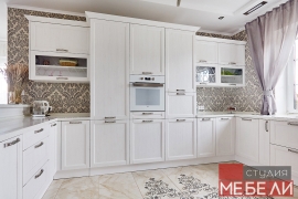 Светлая кухня с барной стойкой для просторных домов