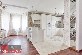 Светлая кухня с барной стойкой для просторных домов