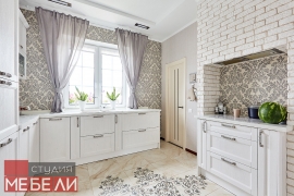 Светлая кухня с барной стойкой для просторных домов