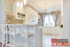 Светлая кухня с барной стойкой для просторных домов