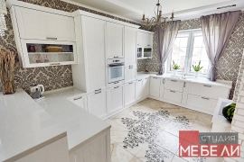 Светлая кухня с барной стойкой для просторных домов