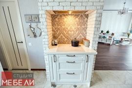 Светлая кухня с барной стойкой для просторных домов