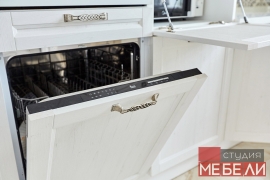 Светлая кухня с барной стойкой для просторных домов