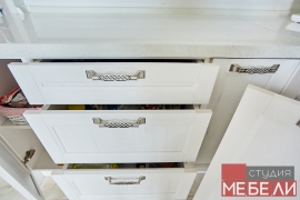 Светлая кухня с барной стойкой для просторных домов